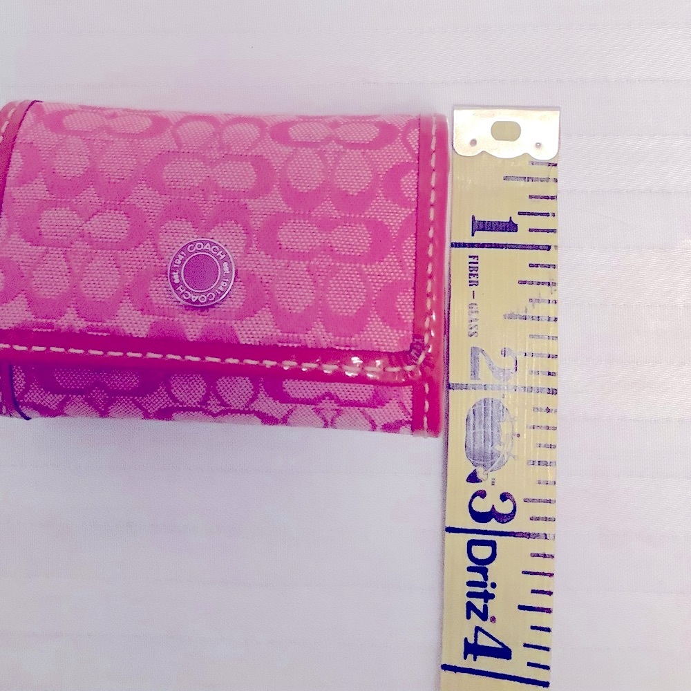 NWOT RARE SIGNATURE COACH PINK CONTACT TRAVEL CASE